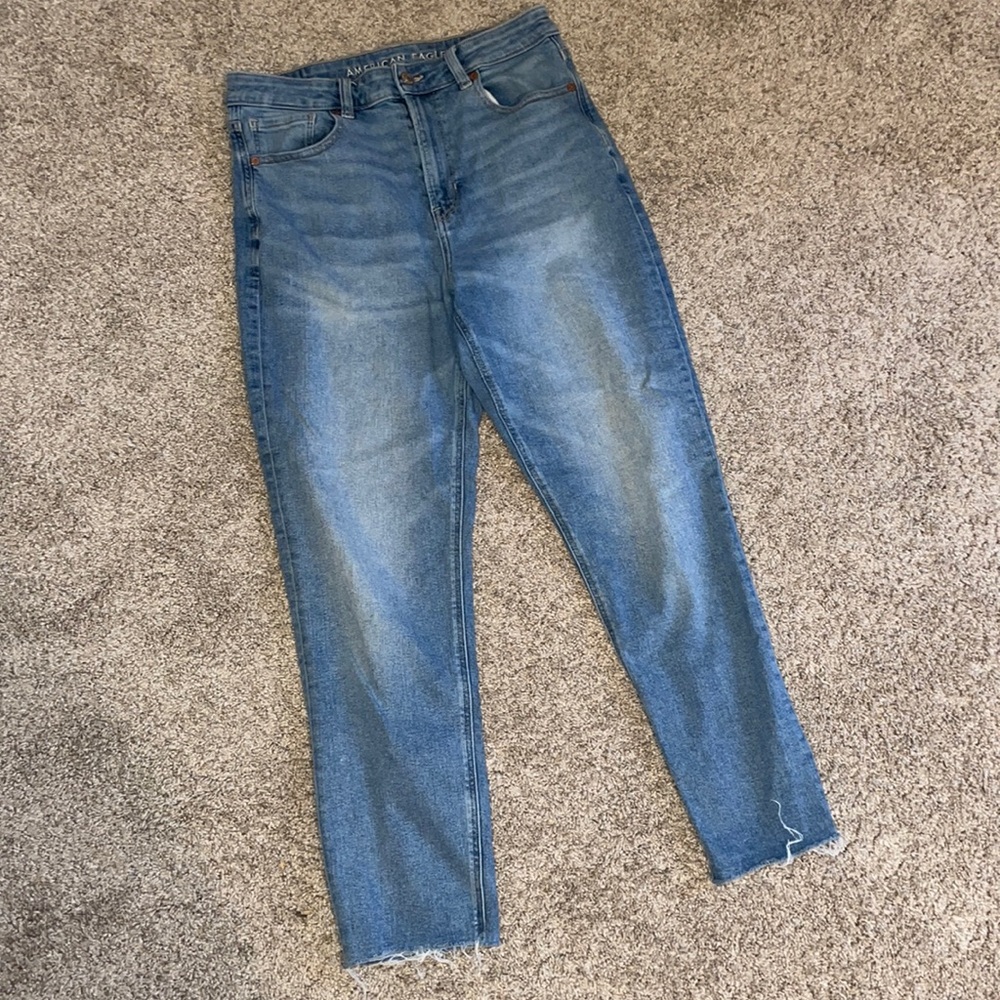 AE frayed hem stretch mom jean